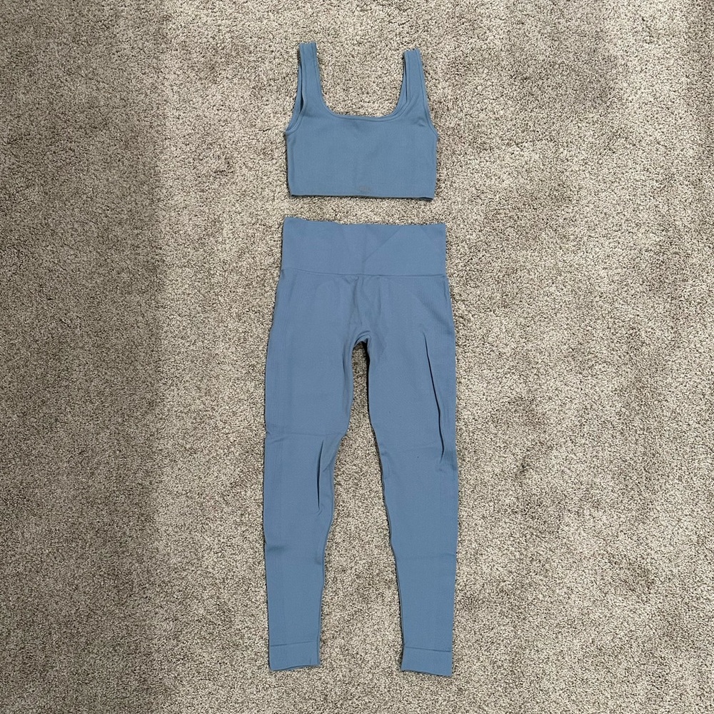 Set Active bra and leggings